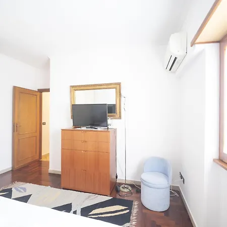 Luminous 2br Family In Residential Area